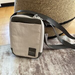 NWT Lululemon Easy Access Crossbody Bag 1.5L Green/Cream